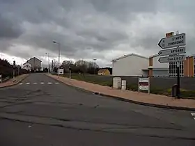 Route départementale en direction de Combronde et panneaux à droite