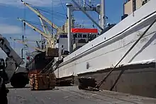 Débarquement au port de Douala.