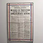 Affiche concernant les mesures de protection contre les effets des bombardements aériens.