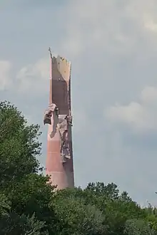 Démolition partielle de la cheminée de la centrale thermique d'Aramon (France).