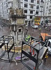 L'éléphant faisant face à la rue de Boigne est le troisième à être désolidarisé de la fontaine, le 17 décembre 2014.