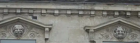 Sur la façade du 43.