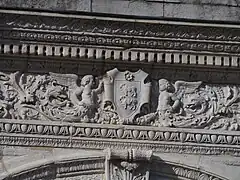 Photographie en couleur d'un détail sculpté.