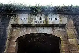 Fronton de l'entrée.