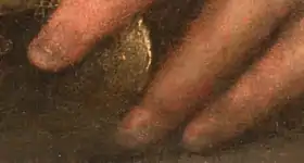 Détail d’une peinture montrant, en très gros plan, trois doigts d’une main (de haut en bas, de droite à gauche) sur un fond marron foncé.