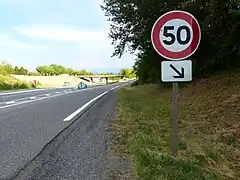 50 km/h dans une voie de décélération, Cranves-Sales, Haute-Savoie.