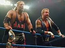 Kevin Nash et Diamond Dallas Page en tant que Champions du monde par équipe de la WCW.