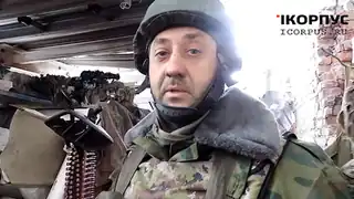 Combattant du bataillon Sparta près de l'ancien terminal de l'aéroport de Donetsk (novembre 2014)