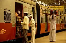 Les Dabbawala de Mumbai sont célèbres dans le monde entier pour leur service de livraison de repas au quotidien et sans retard.