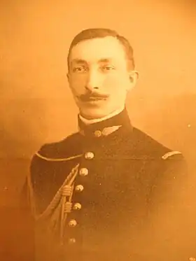 Portrait d'un jeune homme en buste, en tenue militaire avec fines moustaches.