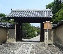 Le Hōshun-in (ja) (芳春院), sous-temple du Daitoku-ji faisant face à la rue.