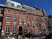 Photo couleur de la façade de brique rouge de l'immeuble d'une école.