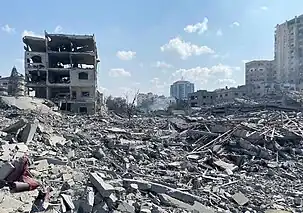 Dégâts causés par une frappe aérienne israélienne sur la zone d'El-Remal dans la bande de Gaza le 9 octobre 2023.