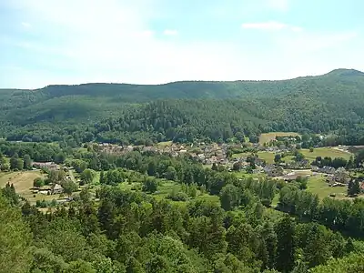 Vue sur le centre de Dambach depuis un rocher dans l’ascension de la colline du Modenberg.