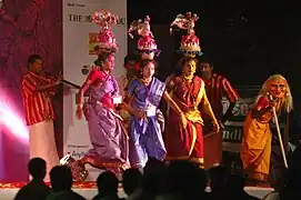 Le karakattam est une danse folklorique locale, assez commune dans les fêtes de villages de certaines régions.