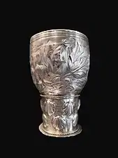 Gobelet à décor de motifs floraux repoussés.