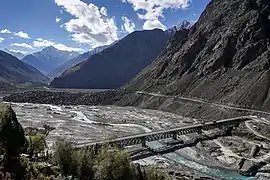Le pont New Barsi, l'autoroute est sur la droite.