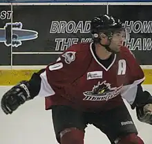 Photographie de Darren Haydar avec le maillot des Monsters du lac Érié