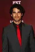 Darren Criss interprète Raymond.