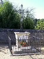 Le monument aux morts dans le cimetière (oct. 2012)