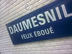 Détail de la plaque indiquant le nom de la station présente sur les quais de la ligne 8.