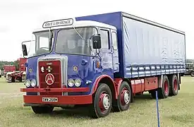 Un porteur type fourgon bâché (Royaume-Uni).