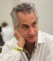 David Strathairn interprète Theo Schacht.