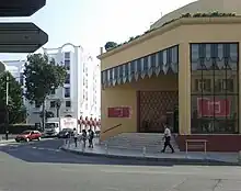 Entrée, près de l'Hôtel Splendid.