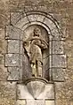 Statue de Saint-Georges, dans une niche au-dessus du portail de l'église.