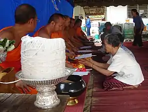 Au premier plan, un phan (en), un plateau artistiquement décoré