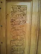 Portes de bois avec l'Ave Maria en différentes langues.