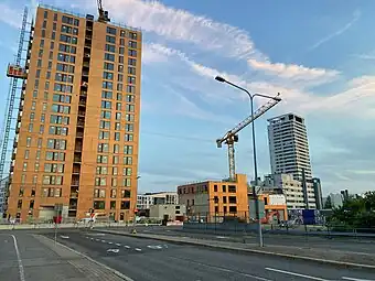 Le quartier en construction à l'été 2022, à gauche la tour Hyperion..