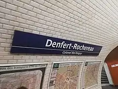 Une des plaques de la station (ligne 6).