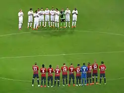 Joueurs Lillois et Lensois se faisant face en 2015.