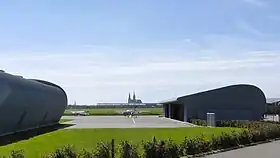 Des toits de hangar profilés comme les ailes des avions qu'ils abritent...