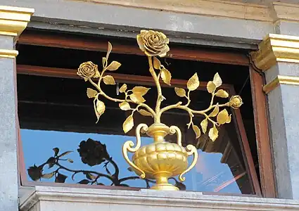 Sculpture de rose au-dessus de la porte.