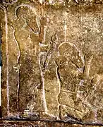 Double représentation du roi assyrien Tukulti-Ninurta Ier (1233-1197), debout et assis, sur un autel sculpté (copie). Pergamon Museum.