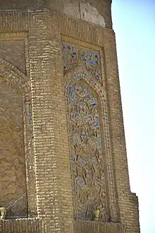 Vue d'une niche du minaret à l'intérieur de laquelle on peut voir des décorations en céramique de couleur bleu égyptien.