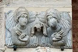 Deux anges présentent le sceau de Dieu et apportent une couronne