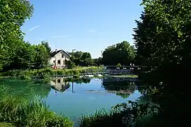 Le déversoir et la halte du canal latéral à la Marne.