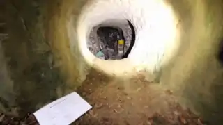 Intérieur de la grotte à Maurice depuis l'extérieur