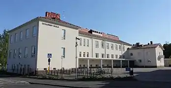 Le bâtiment scolaire en pierre.