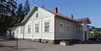 Le bâtiment en bois.