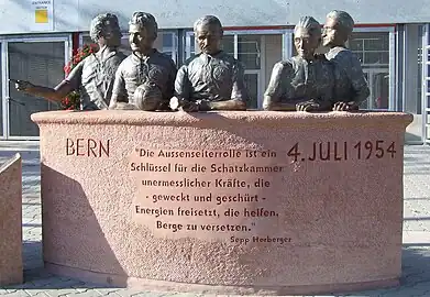 Statue représentant cinq joueurs de football