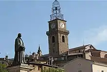 Statue de Pierre Gassendi, campanile et cClocheton.