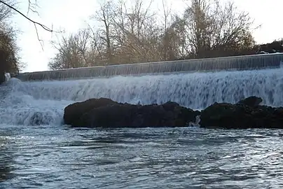 Seuil du moulin de Montaut sur la Baïse.