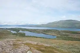 Les lacs du parc national de Padjelanta : Dijdderjávrre au premier plan et Virihaure en arrière-plan.
