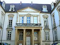 cour de l'Hôtel Bouhier de Savigny, portique ajouté vers 1785 par Jean Vivant Micault de Corbeton