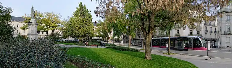 Tramway place Saint-Bernard.