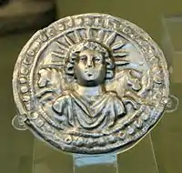 Disque dédié à Sol Invictusportant la couronne radiée,(Pessinonte, IIIe siècle).